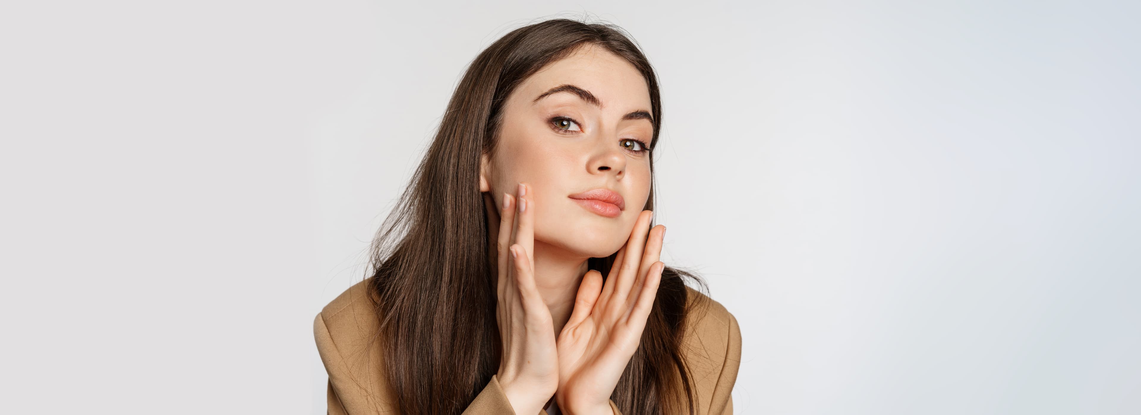 Profissional cuidando da pele em clínica de estética